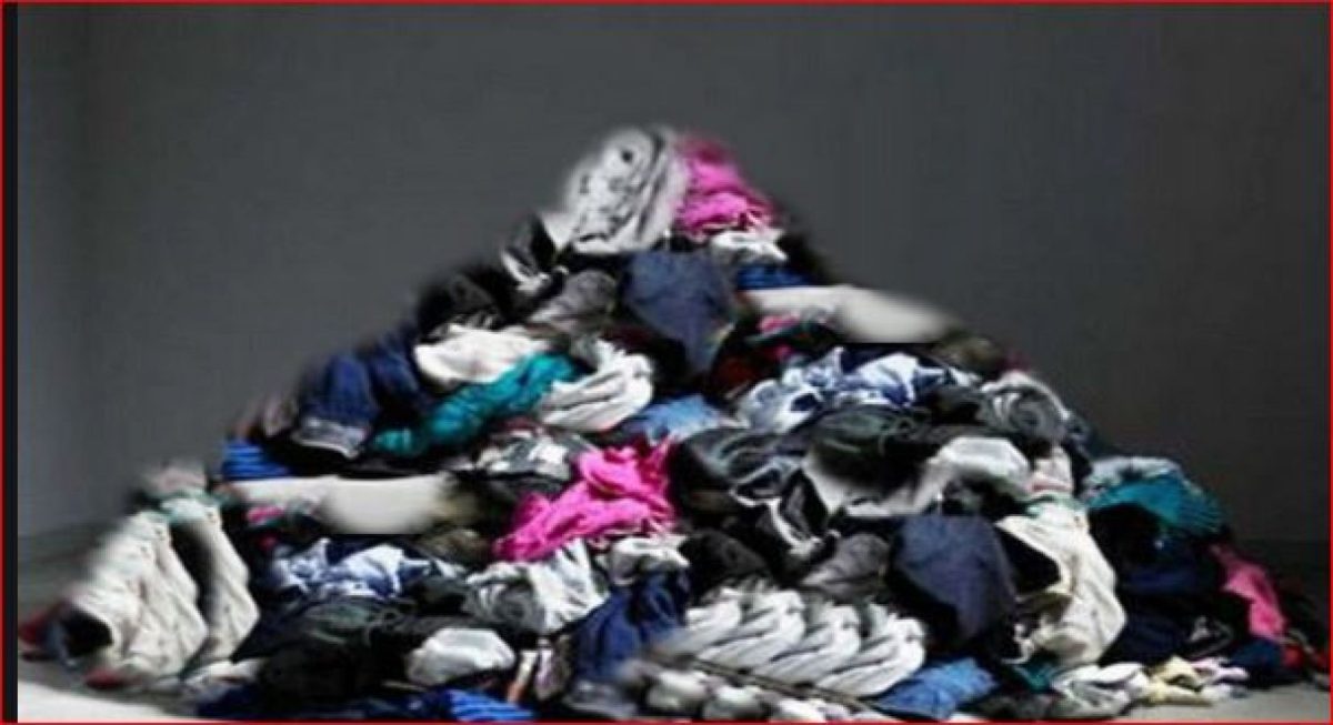 Vastu Tips: पुराने कपड़ों के लिए अपनाएं ये वास्तु टिप्स, वरना घर में प्रवेश कर सकती है नकारात्मक ऊर्जा