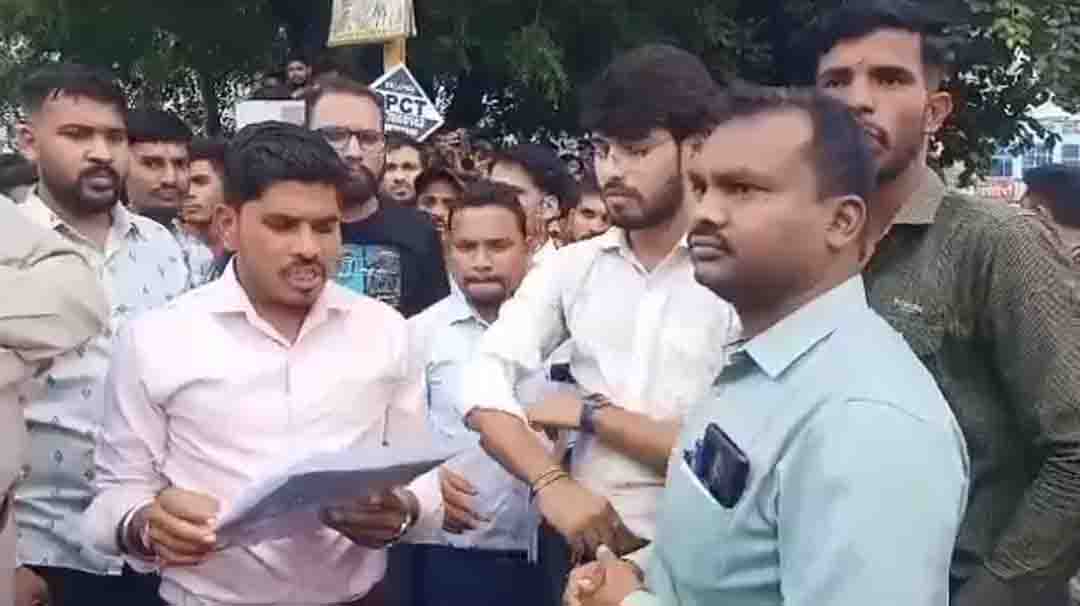 MP पटवारी भर्ती परीक्षा में धांधली को लेकर छात्रों ने निकाली रैली, तहसीलदार को सौंपा ज्ञापन