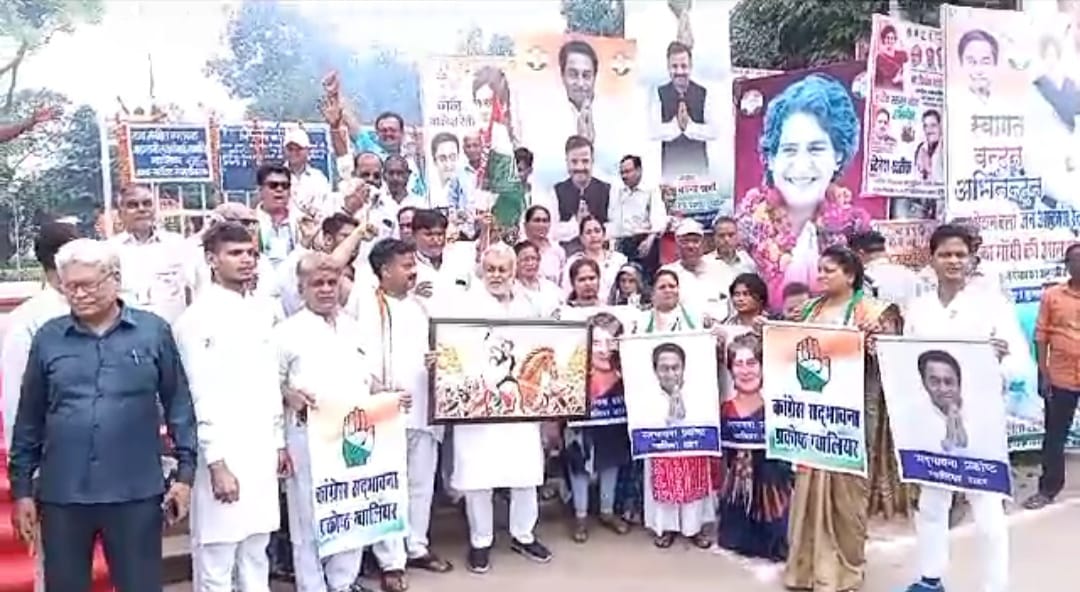 सियासत में रानी लक्ष्मीबाई की एंट्री, पुलिस ने हटाये सिंधिया के खिलाफ लगे विवादास्पद पोस्टर