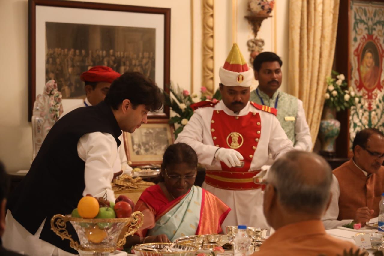राष्ट्रपति द्रौपदी मुर्मू का जयविलास पैलेस में पारंपरिक स्वागत, शाही भोजन परोसा गया, ABV IIITM के दीक्षांत समारोह में हुईं शामिल