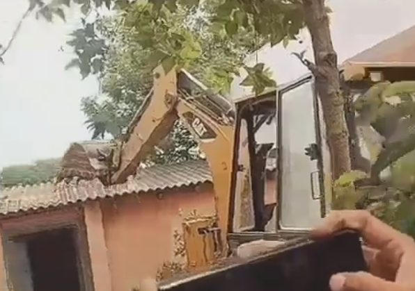 MP News: आदिवासी युवक पर पेशाब करने वाले प्रवेश शुक्ला के घर पर चला बुलडोजर, कई धाराओं और एससी एसटी एक्ट के तहत पहले से मामला है दर्ज