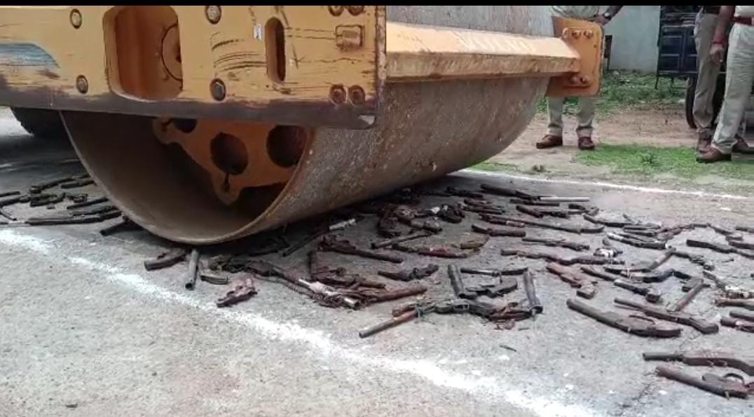 दतिया में बुलडोजर से अवैध हथियार किए गए नष्ट
