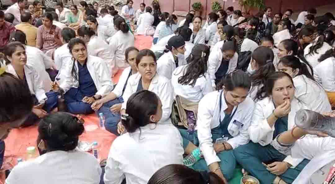 Indore News : नर्सों की हड़ताल तीसरे दिन भी रही जारी, कहा - हम चुनाव में एक भी वोट नहीं देंगे