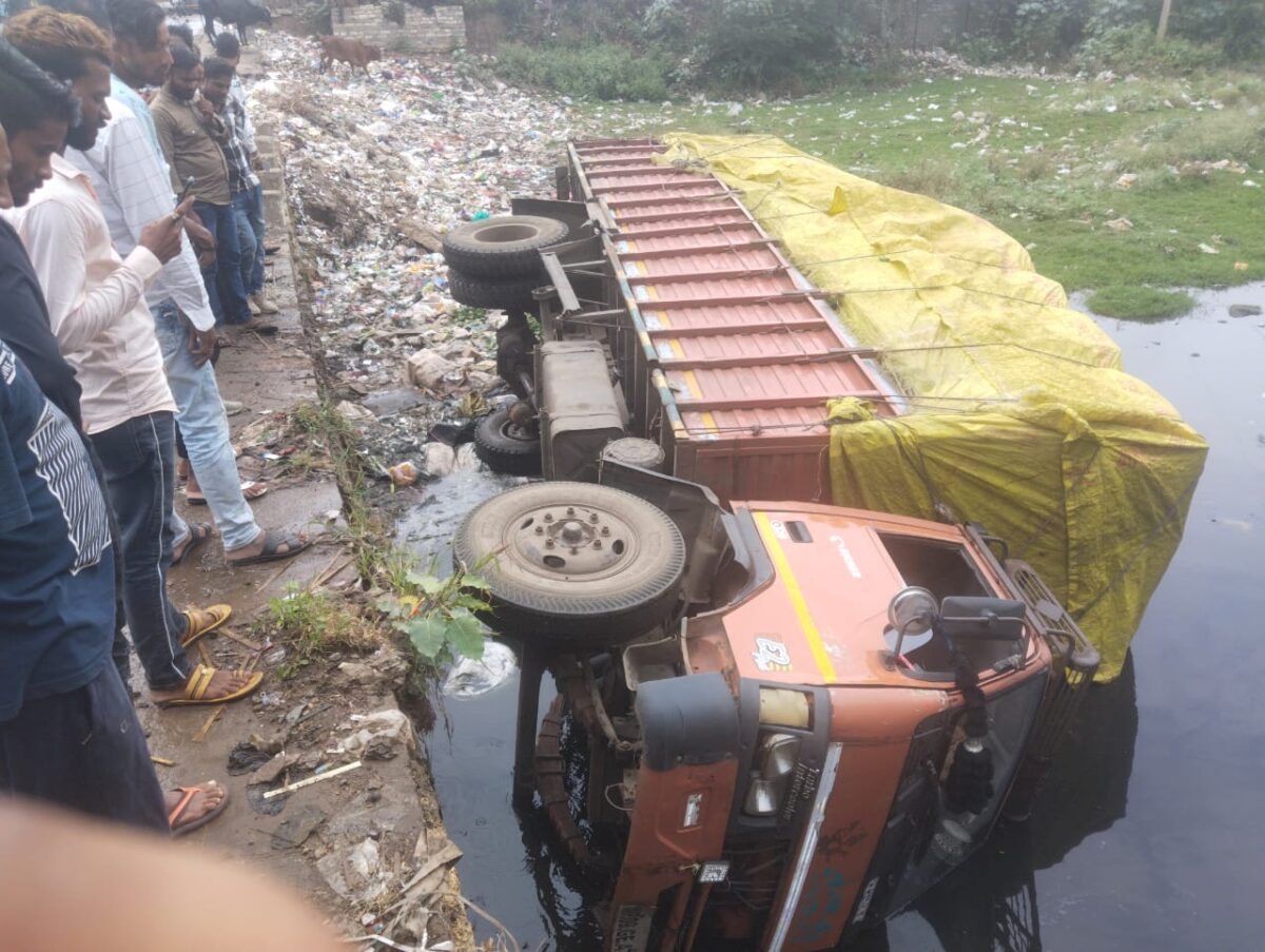 Neemuch Accident News: जिले में दिखा तेज रफ्तार का कहर, छोटी पुलिया पर पलटा मिनी ट्रक, मची अफरा-तफरी