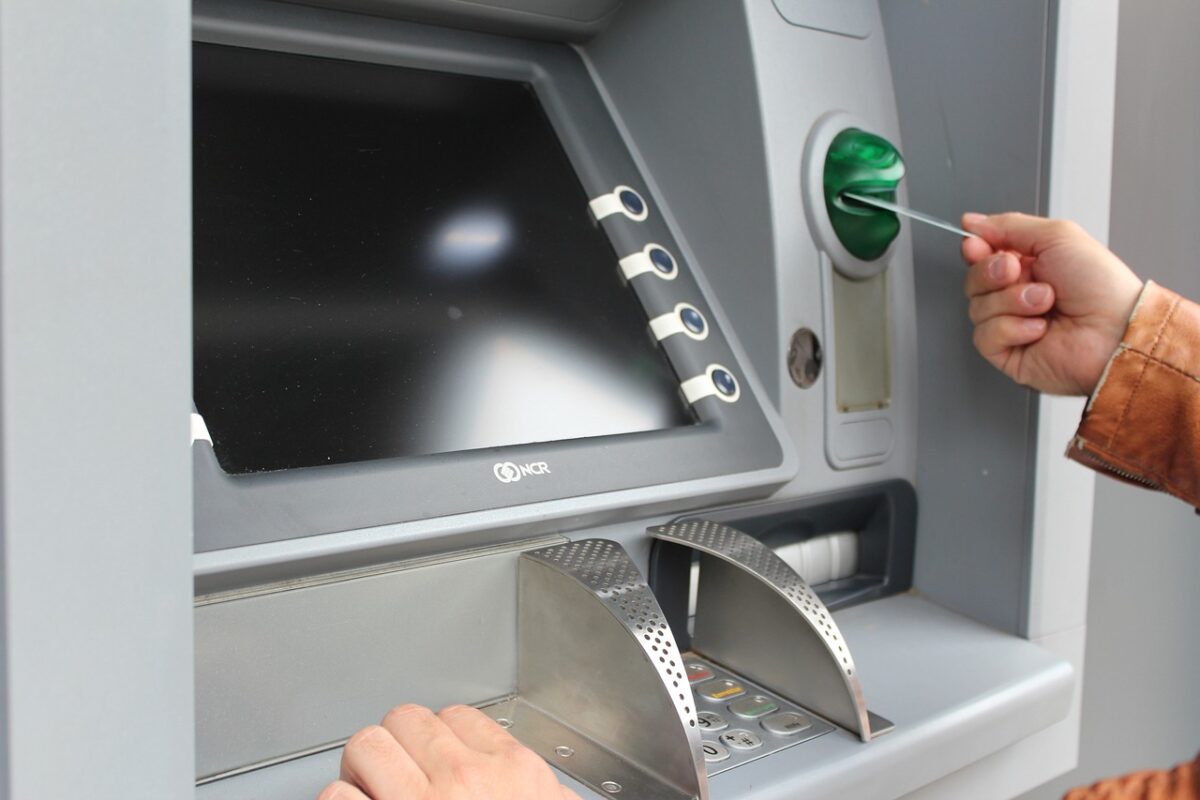 ATM Rule: एटीएम से निकालते हैं पैसे तो जान लें RBI का ये नियम, पढ़ें पूरी खबर