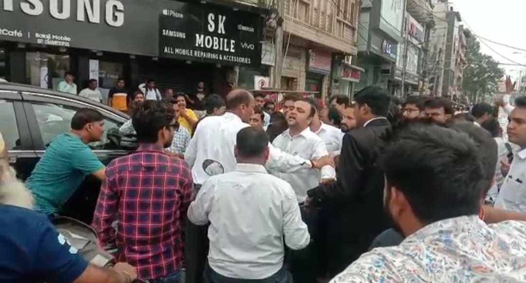 Gwalior News : वकीलों ने किया प्रदर्शन और चक्काजाम, पुलिस के खिलाफ की नारेबाजी