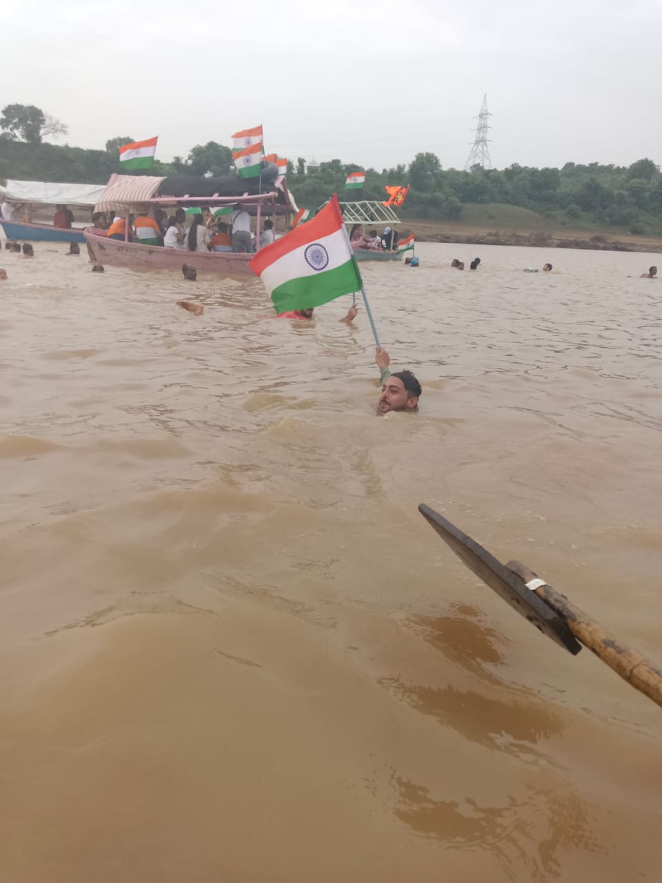 नर्मदा नदी में निकली तिरंगा यात्रा, हाथ में राष्ट्रध्वज लिए लहरों के बीच तैरे सैकड़ों तैराक, ढाई साल की बच्ची बनी आकर्षण का केंद्र