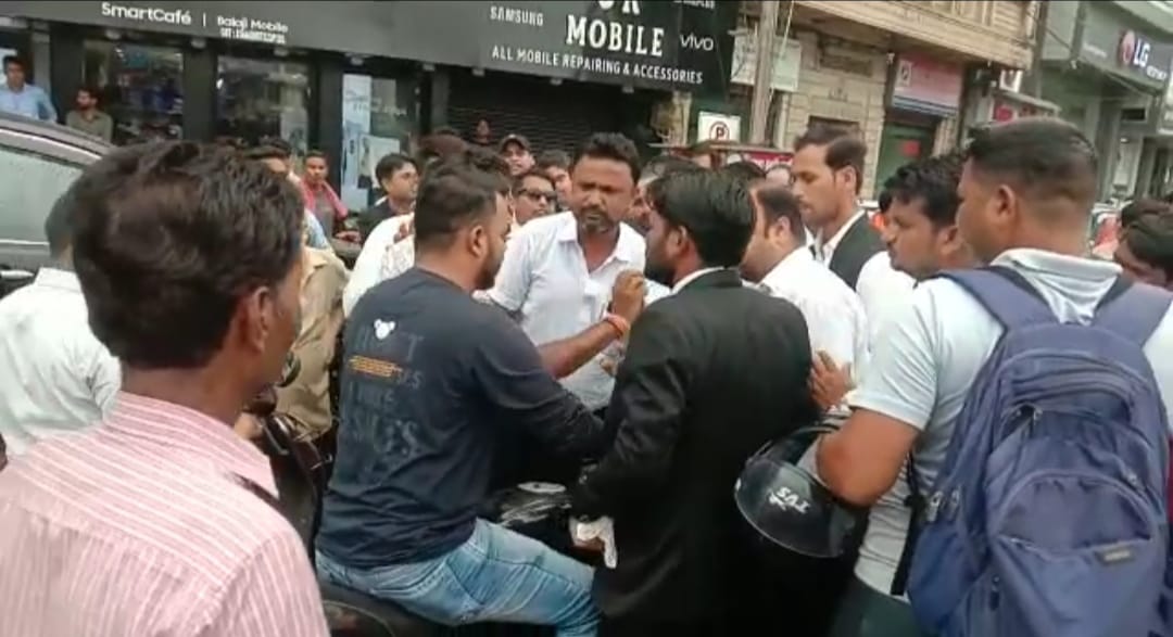 Gwalior News : वकीलों ने किया प्रदर्शन और चक्काजाम, पुलिस के खिलाफ की नारेबाजी