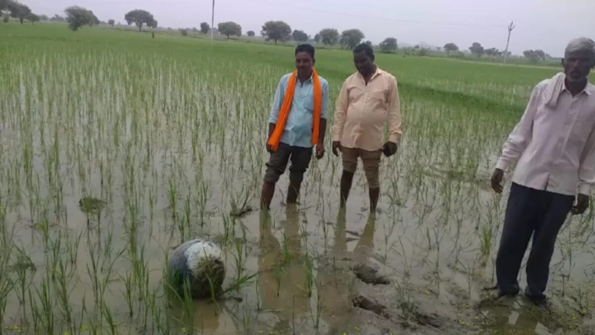 Gwalior News : आसमान से गिरा भारी गोला, धान के खेत में हुआ गहरा गड्डा, ग्रामीणों में दहशत