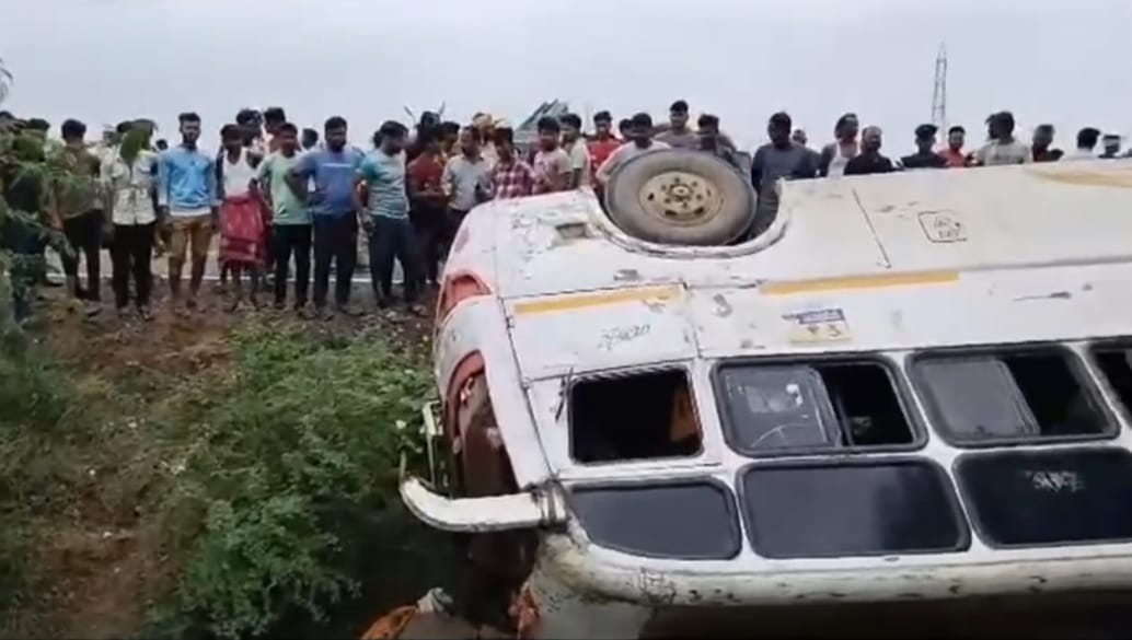 Bhind News : अनियंत्रित बस पलटी, दो दर्जन यात्री घायल, आठ की हालत गंभीर