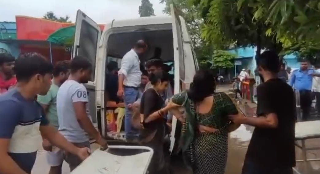 Bhind News : अनियंत्रित बस पलटी, दो दर्जन यात्री घायल, आठ की हालत गंभीर
