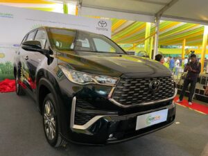 Toyota Innova Hycross: खेतों में बने ईंधन से चलने वाली दुनिया की पहली कार भारत में लॉन्च, जानें खासियत