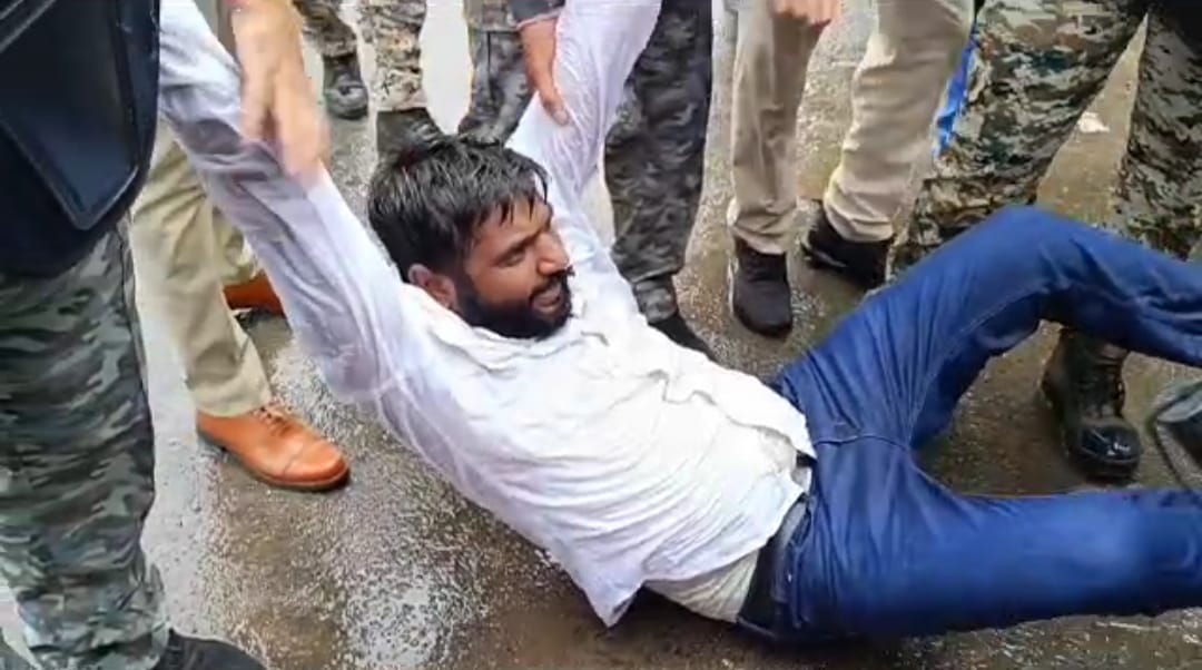 जीवाजी विश्वविद्यालय ग्वालियर पर NSUI का प्रदर्शन, पुलिस ने किया लाठीचार्ज, वाटर कैनन का प्रयोग, कई छात्र हिरासत में