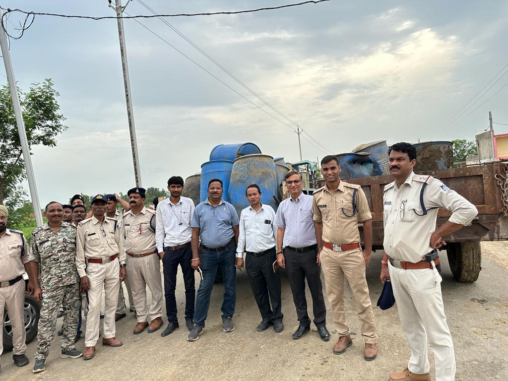 Gwalior News : हर घर तिरंगा अभियान में निकली पुलिस ने मासूमों को झुलाया झूला, बच्चों ने बताई माता पिता की सच्चाई, जमीन से निकली जहरीली शराब