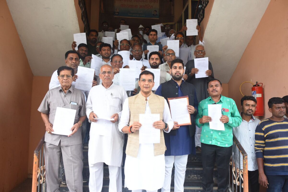 Burhanpur News: सहकारी समिति के चुनाव के फॉर्म जमा करने पहुंचे किसान, विभाग को सौंपा ज्ञापन