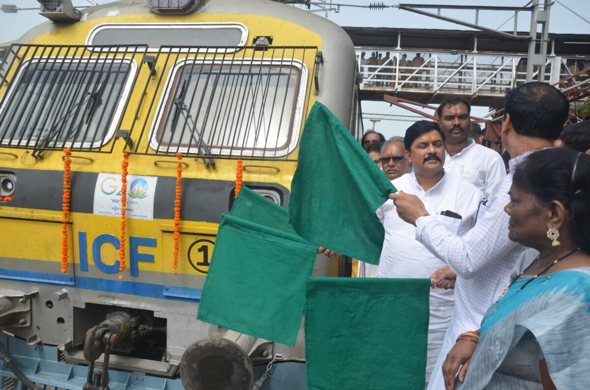गुना-बीना मेमू ट्रेन हुई शुरू, सांसद ने दिखाई गाड़ी को हरी झंडी