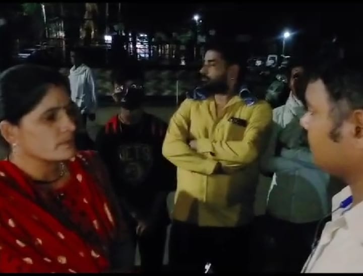 जबलपुर में वाहन स्टैंड के गुर्गो ने महिला के साथ की मारपीट, जानें पूरा मामला