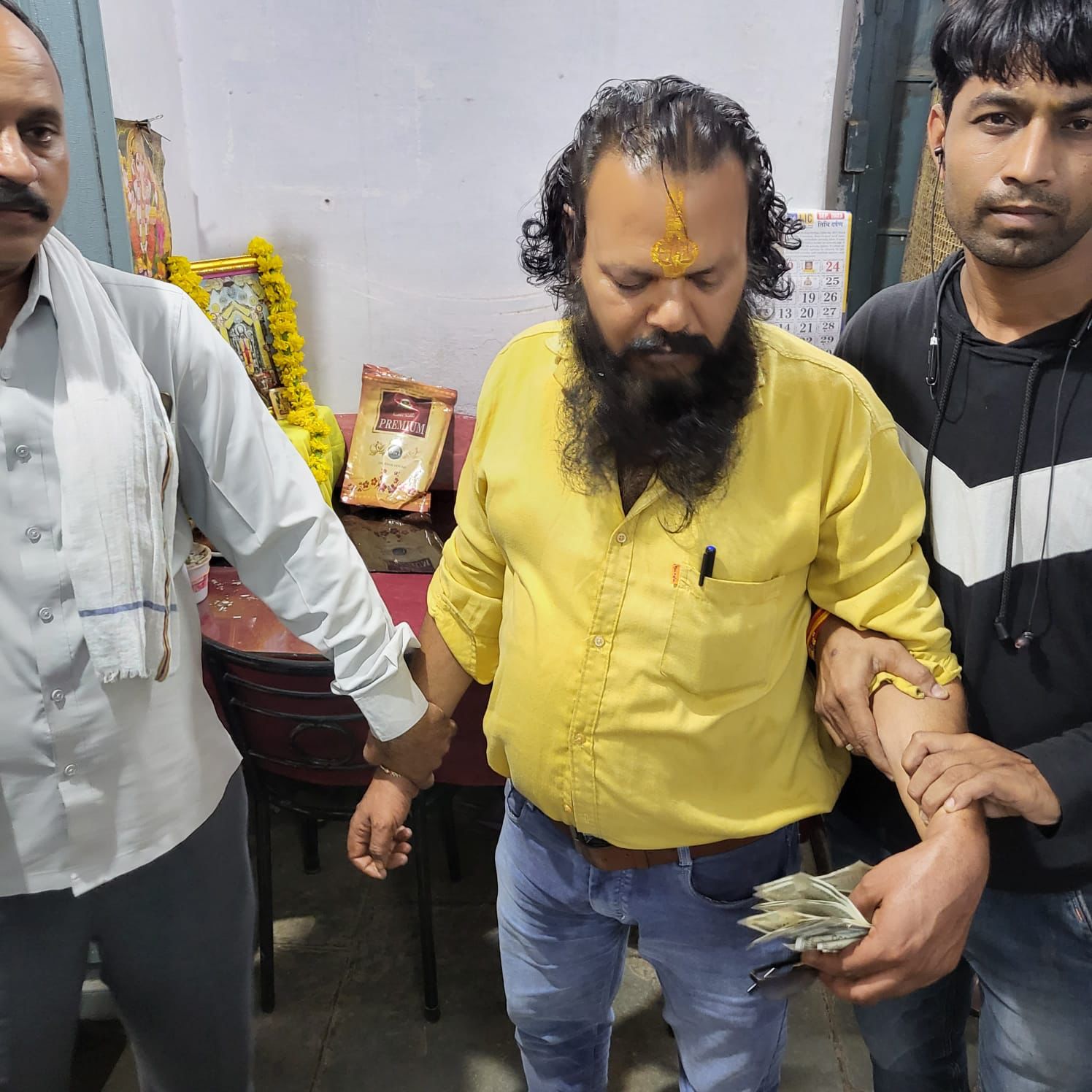 Lokayukta Action : तहसीलदार का रीडर 12000 रुपये की रिश्वत लेते रंगे हाथ गिरफ्तार