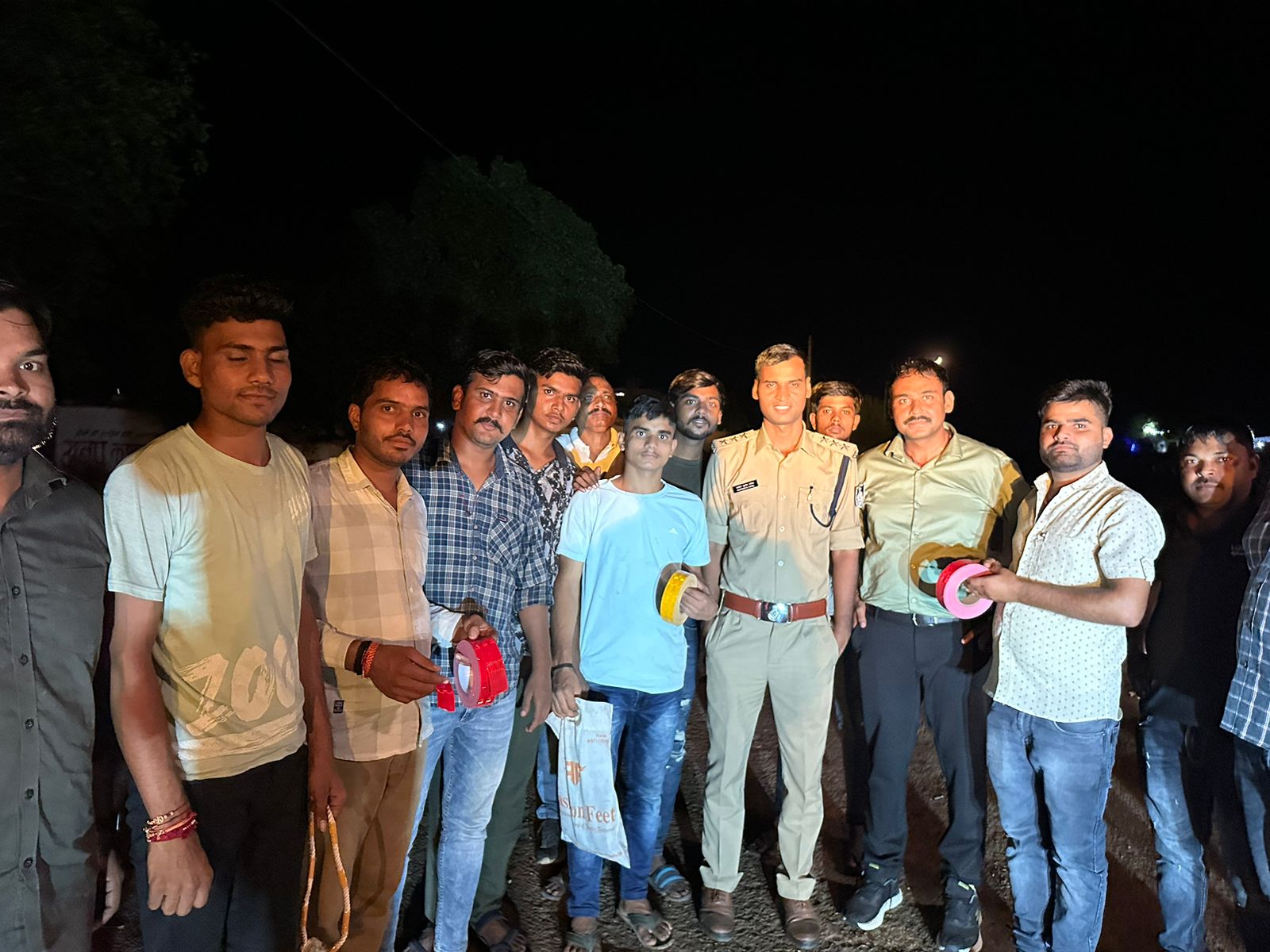 Gwalior News : गायों को दुर्घटना से बचाने के लिए युवाओं की अभिनव पहल, सींगों पर लगा रहे रेडियम स्ट्रिप, पुलिस भी बनी सहयोगी