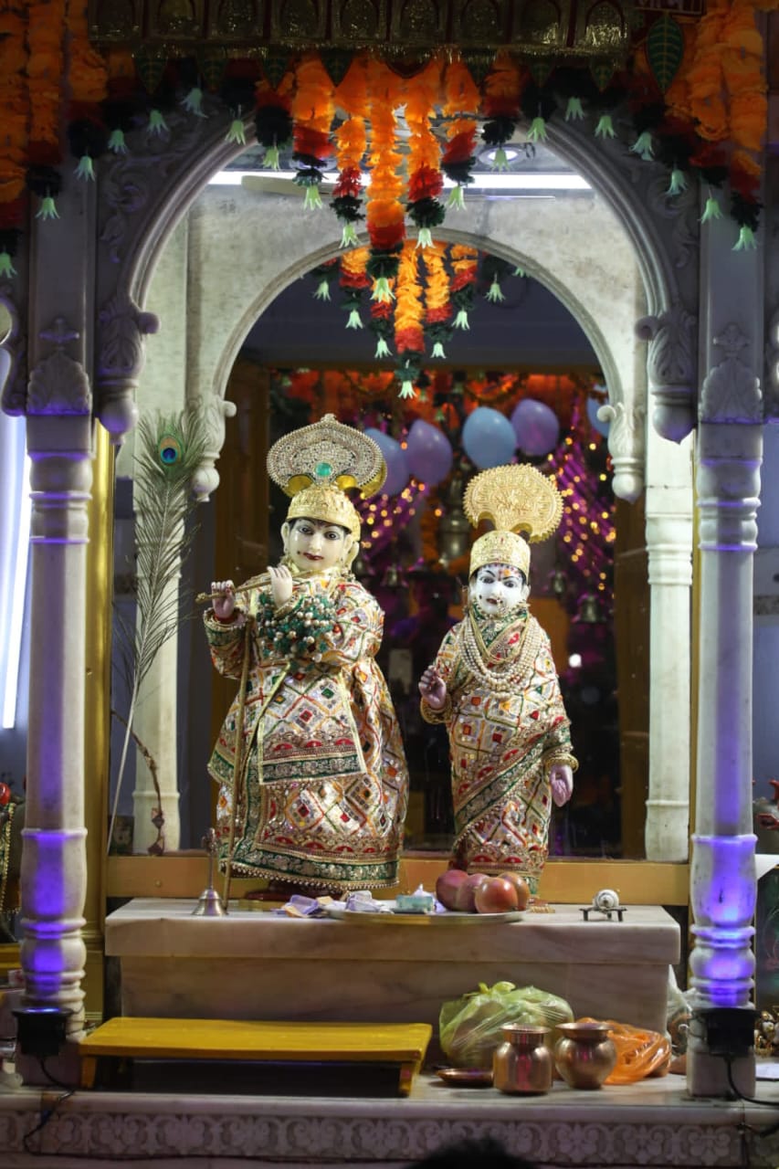 Janmashtami 2023 : 100 करोड़ रुपये के रियासतकालीन गहनों से सजे श्री राधा-कृष्ण, गोपाल मंदिर श्रद्धालुओं के लिए खुला