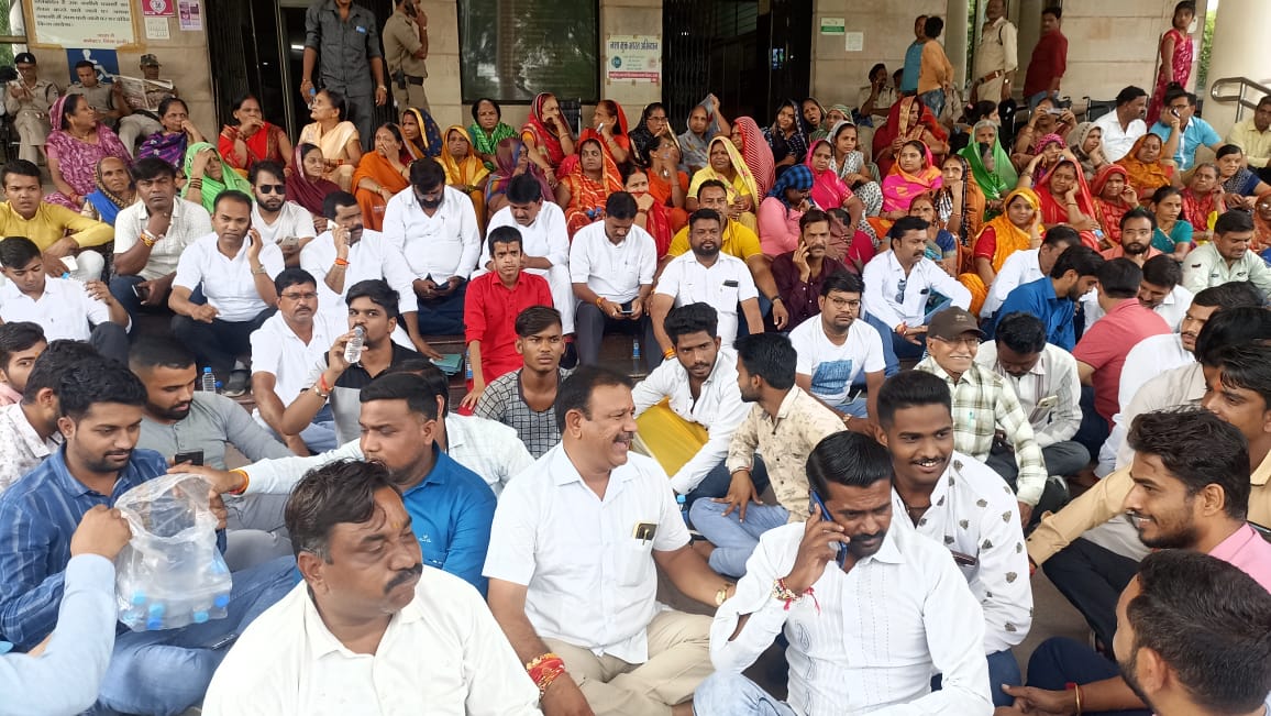 इंदौर में शराब दुकान का विरोध, रहवासियों ने कलेक्ट्रेट के बाहर लगाए नारे