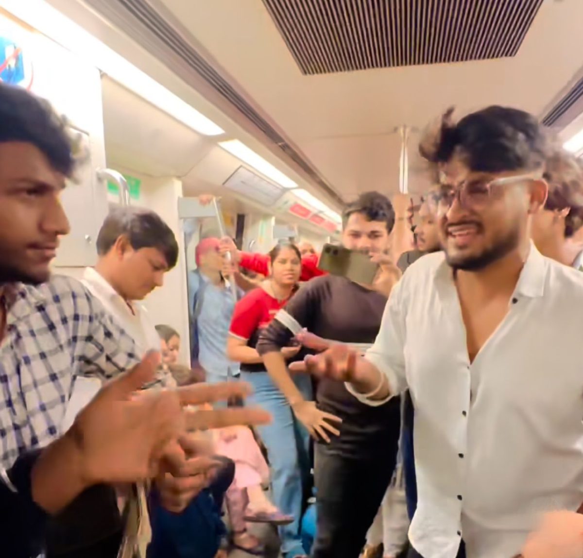 Viral Video : दिल्ली मेट्रो में दोस्तों के ग्रुप ने बांधा समां, वीडियो वायरल