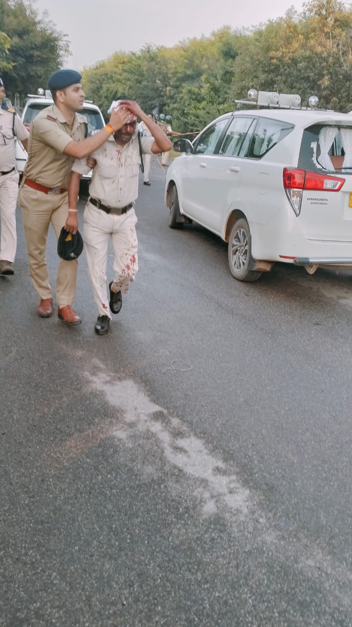Gwalior कलेक्ट्रेट पर गुर्जर समाज के लोगों का हंगामा, पुलिस के साथ की मारपीट, पुलिस ने दागे आंसू गैस के गोले, लाठी चार्ज किया