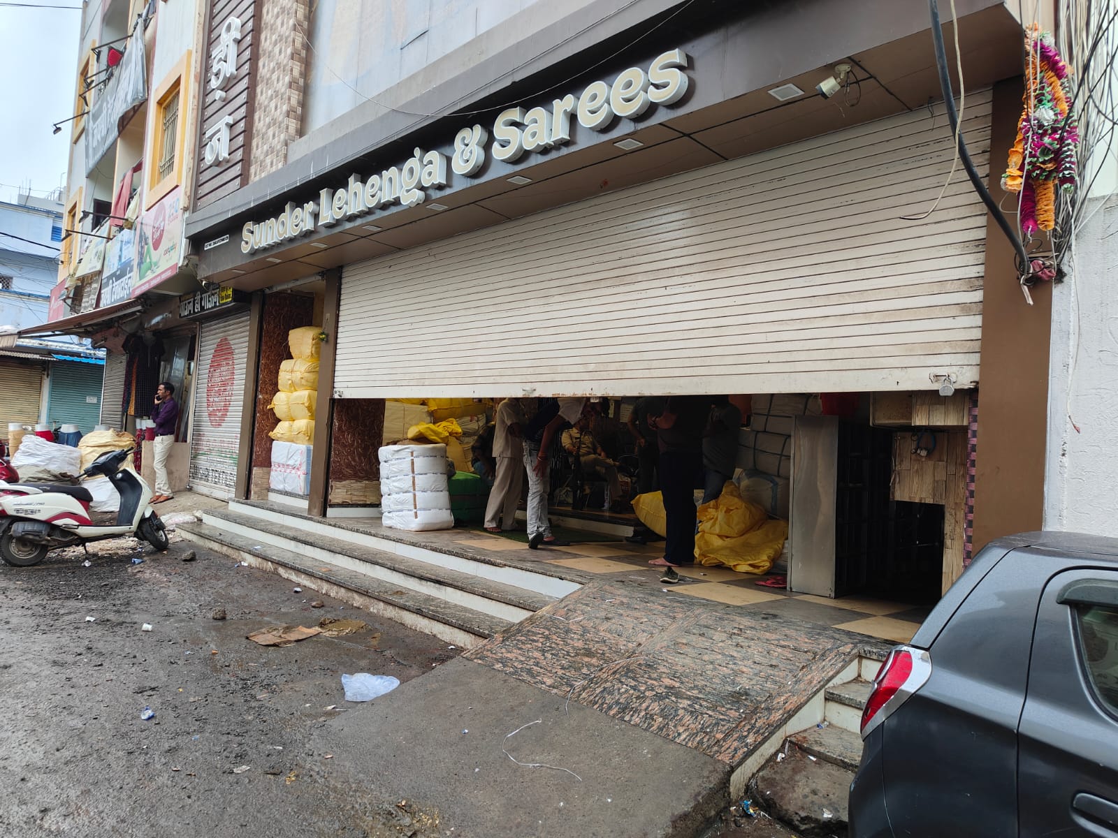 Bhopal News: बैरागढ़ में दो दुकानों पर जीएसटी का छापा, अधिकारी दस्तावेजों की कर रहे जांच, मचा हड़कंप