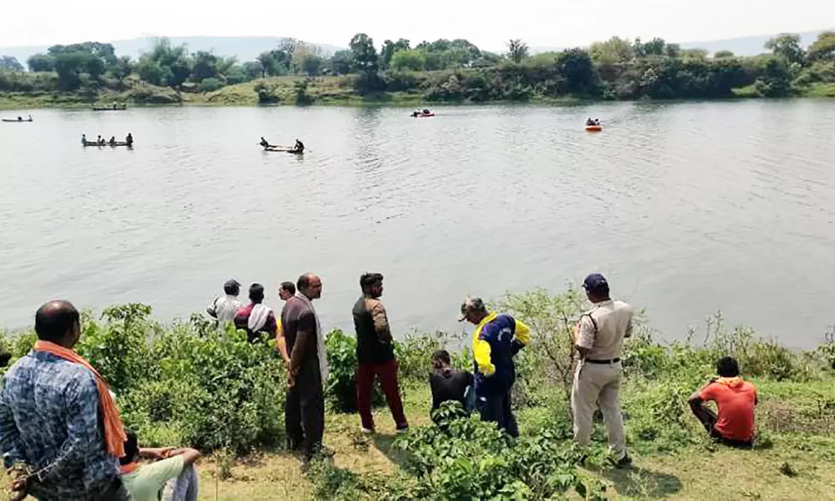 Rewa News: टमस नदी में महिला ने अपने 2 बच्चों के साथ लगाई छलांग, तलाश में जुटी SDERF की टीम