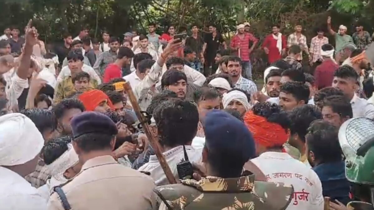 Gwalior कलेक्ट्रेट पर गुर्जर समाज के लोगों का हंगामा, पुलिस के साथ की मारपीट, पुलिस ने दागे आंसू गैस के गोले, लाठी चार्ज किया