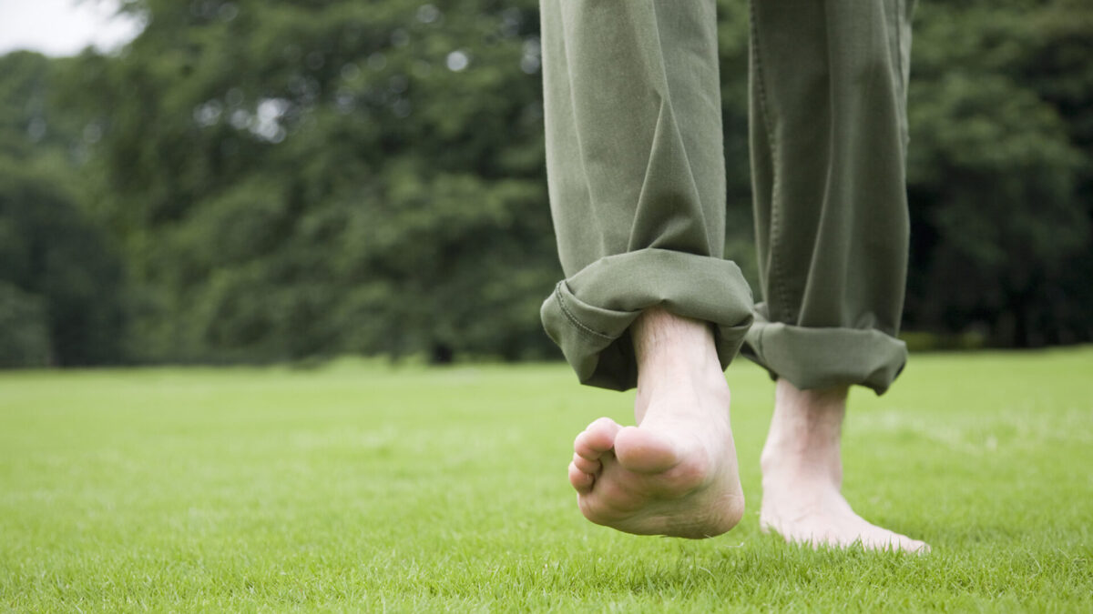 Health Tips, walking barefoot on grass benefits