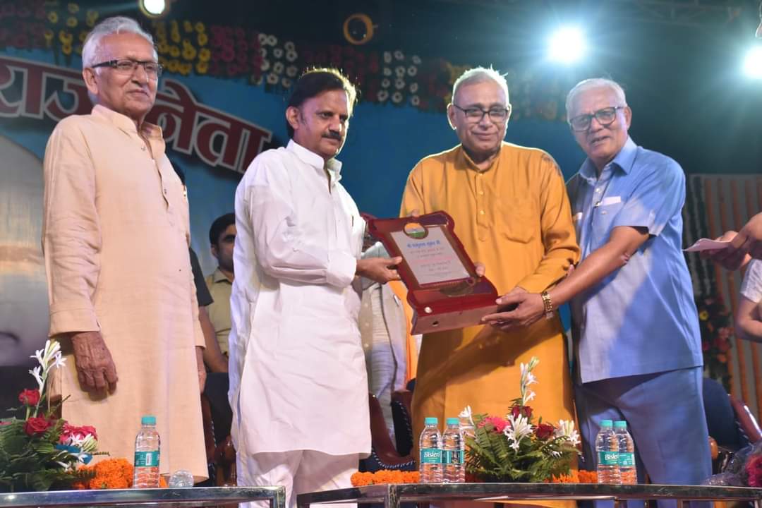 रीवा में राष्ट्रीय कवि सम्मेलन का हुआ आयोजन, विभिन्न क्षेत्रों में सेवाओं के लिए लोगों को किया गया सम्मानित