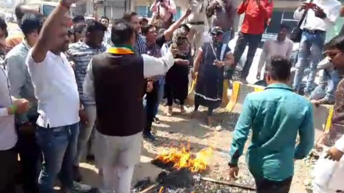MP Election 2023 : कांग्रेस की कलह सड़कों पर, इंदौर 4 के प्रत्याशी राजा मंघवानी के विरोध में पार्टी कार्यालय के बाहर कार्यकर्ताओं ने पुतला फूंका