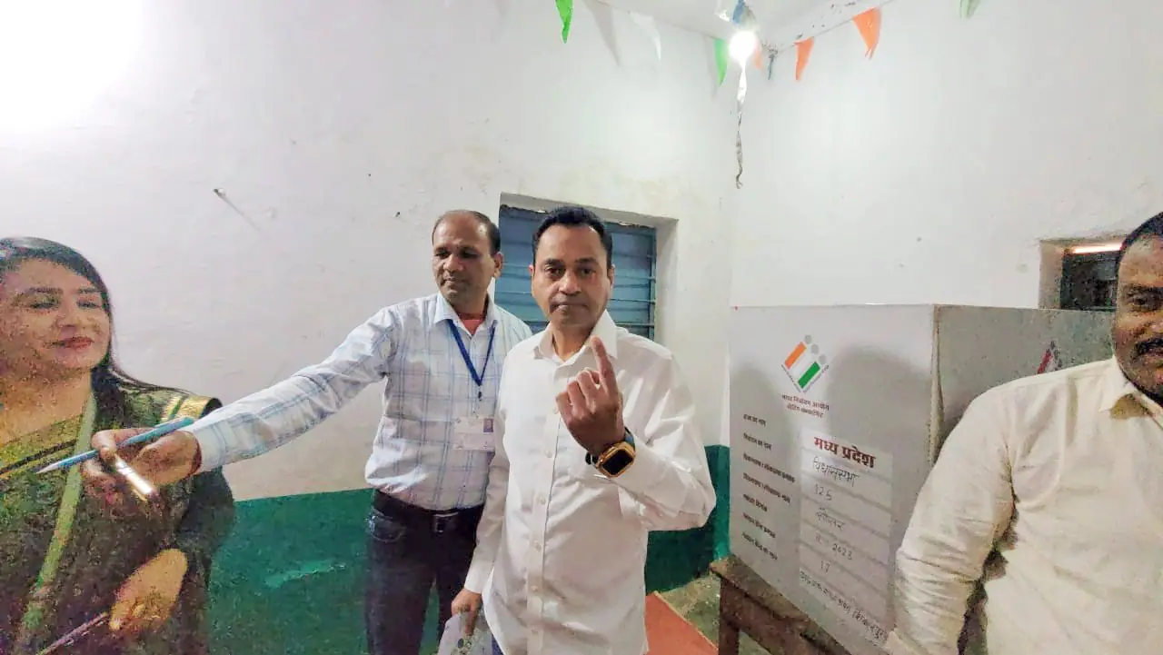 MP Election 2023 Voting : शिवराज सिंह चौहान, नरोत्तम मिश्रा, कमलनाथ, कैलाश विजयवर्गीय, कमल पटेल, सज्जन सिंह वर्मा, नकुल नाथ सहित कई दिग्गजों ने डाला वोट