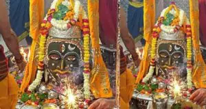 महाकाल के दरबार में हुई दीपोत्सव की शुरुआत, बाबा का अभिषेक कर जलाई गई फुलझड़ियां 1 Mahakal