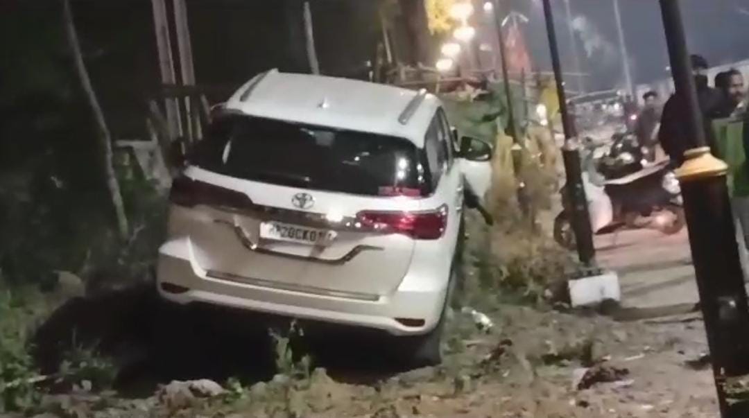 JABALPUR-मंत्री प्रहलाद पटेल के बेटे की तेज रफ्तार कार ऑटो को टक्कर मारने के बाद दुर्घटनाग्रस्त, तीन गंभीर