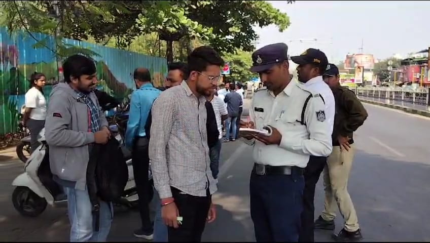 ट्रैफिक नियमों को लेकर इंदौर पुलिस ने शुरू की मुहिम, हेलमेट और सीट बेल्ट ना लगाने वालों के कटे चालान