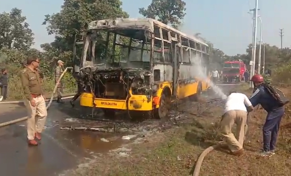 जबलपुर: स्कूल बस में अचानक लगी आग, ड्राइवर ने सूझबूझ से सभी को सुरक्षित निकाला बाहर