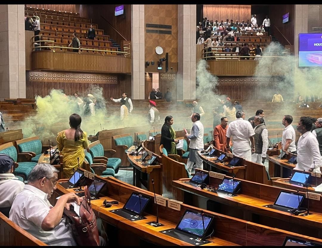 Parliament Winter Session 2023 : संसद की सुरक्षा में भारी चूक, दर्शक दीर्घा  से कूदकर 2 शख्स मंत्रियों के बीच सदन तक पहुंचे - Man Hurled Onto Loksabha  Floor From Visitors Gallery