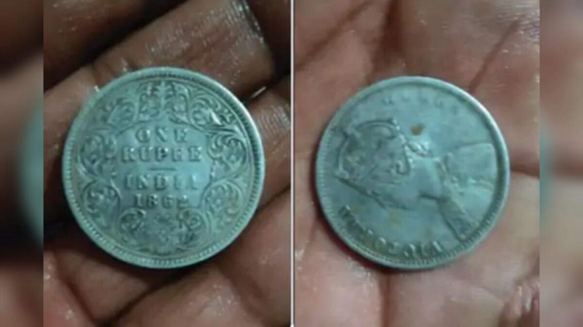 खंडवा में मिले 17वीं शताब्दी के चांदी के सिक्के, लोगों का कहना- ये जननायक टंट्या भील की लूट का हिस्सा