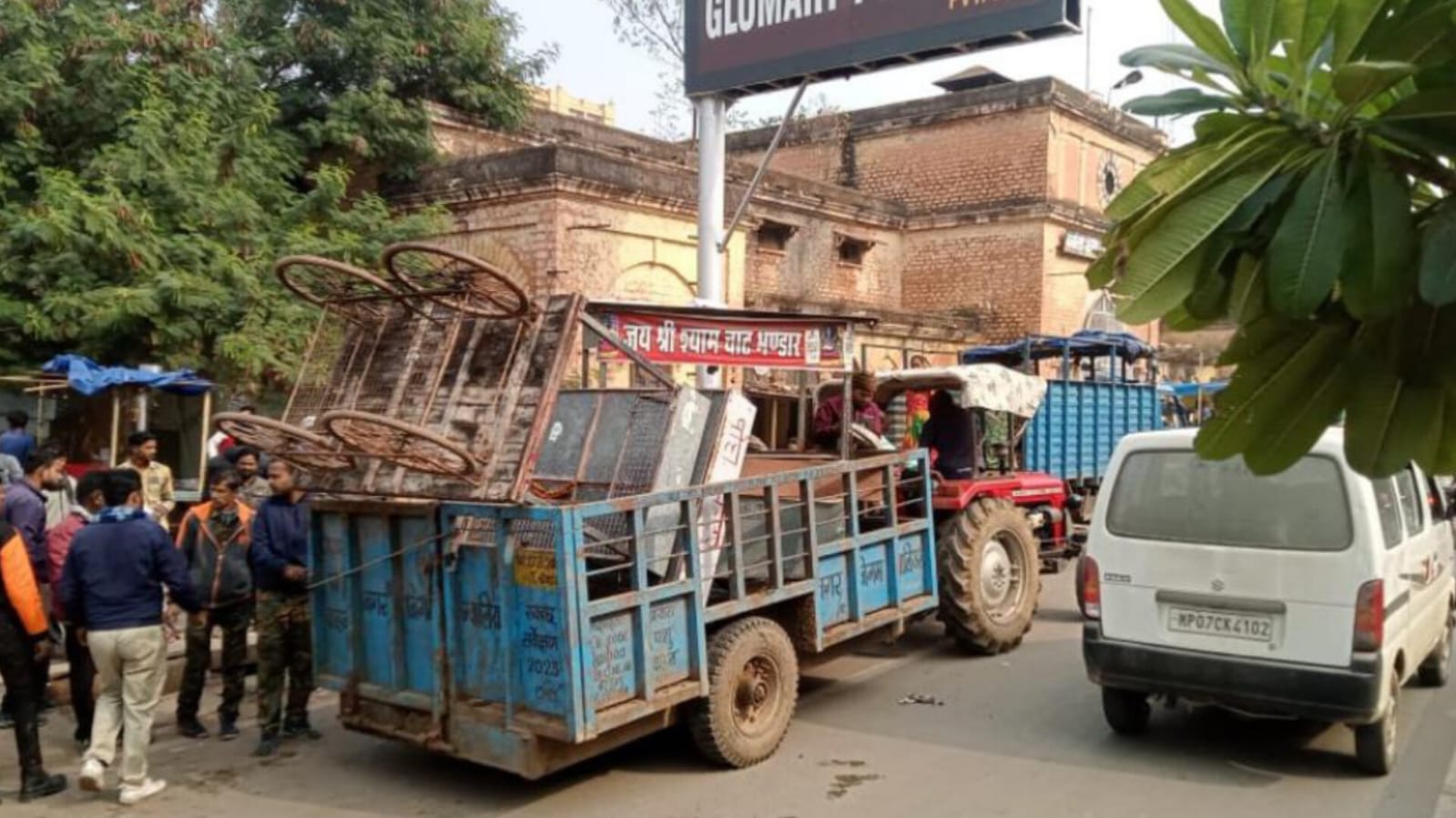 चुनाव ख़त्म होते ही एक्शन में प्रशासन, सड़क पर अतिक्रमण करने वालों को खदेड़ा, सामान जब्त