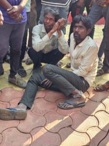 अमानवीय यातनाएं झेलकर कर्नाटक से वापस शिवपुरी लौटे मजदूर फूट-फूटकर रोये, किसी के पैर में बंधी थीं लोहे की जंजीर तो किसी शरीर पर चाबुक के निशान