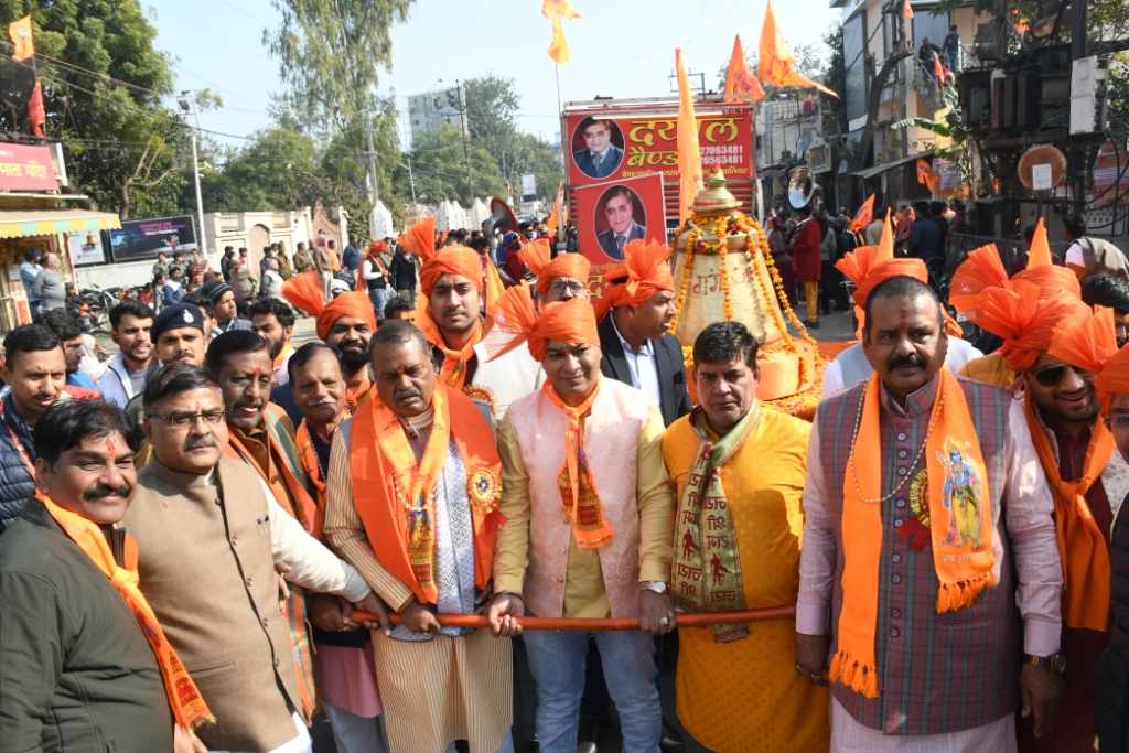 ग्वालियर में निकली गंगाजल कलश यात्रा, विधानसभा अध्यक्ष नरेंद्र तोमर व कैबिनेट मंत्री नारायण सिंह कुशवाह ने खींचा रथ