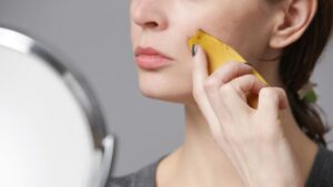 Banana Peel Benefits: चेहरे के दाग-धब्बों को कम करने के साथ ही खोई रंगत लौटाता है केले का छिलका, ऐसे करें इस्तेमाल