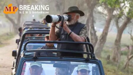 PM Modi: प्रधानमंत्री मोदी ने काजीरंगा नेशनल पार्क में की जंगल सफारी, तस्वीरों को शेयर करते हुए लिखा 'यह एक ऐसी जगह, जहां की हर यात्रा आत्मा को तृप्त करती है'