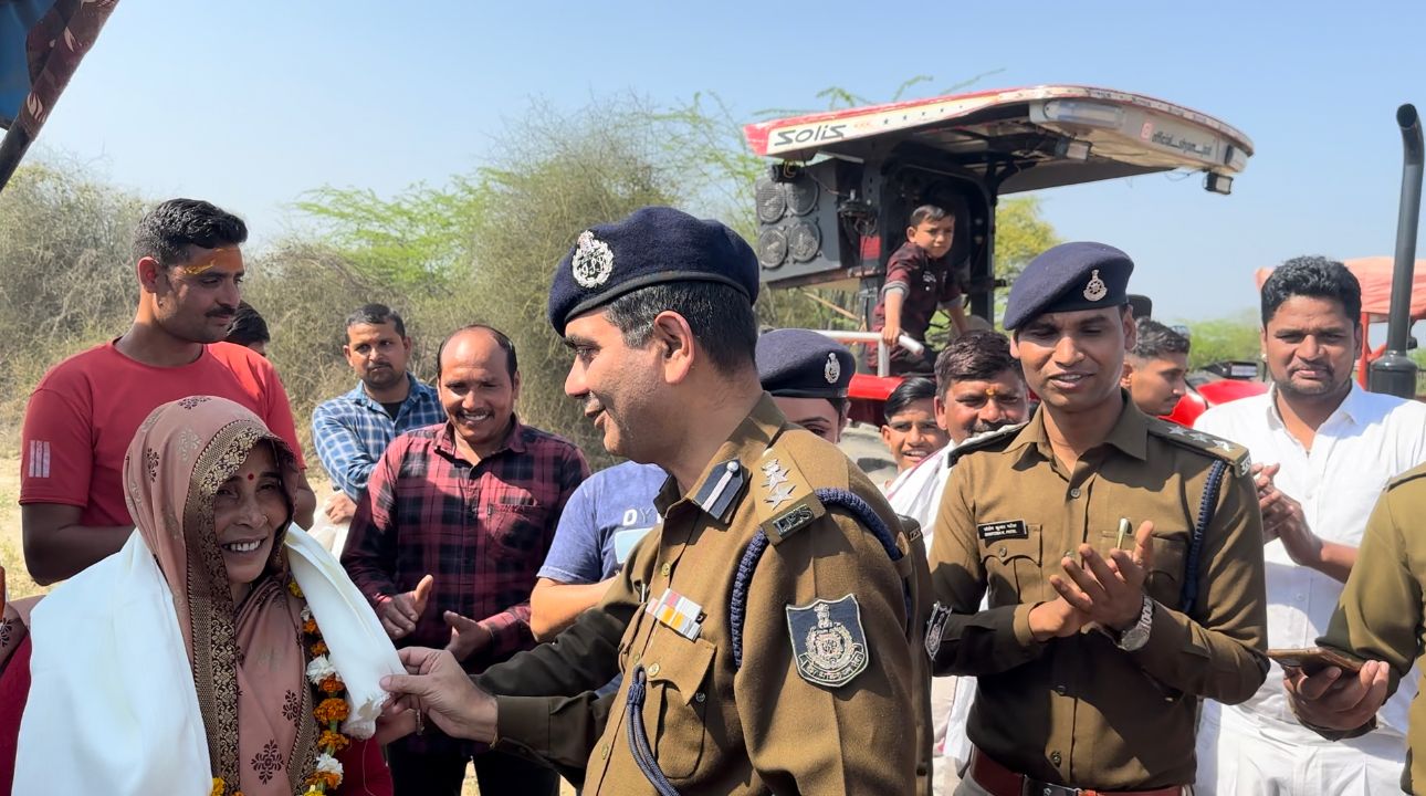 महिला दिवस पर अनोखी प्रतियोगिता, बेलन, हसिया पकड़ने वाली महिलाओं ने घूँघट में चलाया ट्रेक्टर, एसपी ने किया सम्मानित