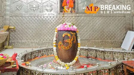 Mahakaleshwar Temple: श्री महाकालेश्वर मंदिर में होली से होगा आरतियों के समय में विशेष परिवर्तन, शीतल जल से होगा बाबा महाकाल का अभिषेक 