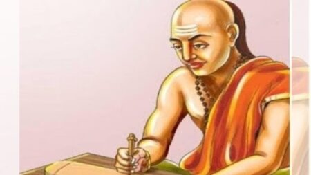 Chanakya Niti: भूलकर भी ऐसे इंसान पर ना करें भरोसा, मिल सकता है धोखा