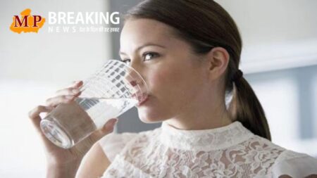 Lukewarm water: क्या आपके मन में भी है कन्फ्यूजन? गुनगुना पानी सेहत के लिए सही है या नहीं? पढ़े यह खबर 
