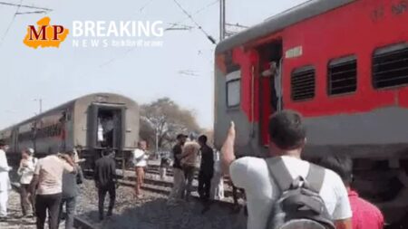 Train accident: बेरछा के पास मालवा एक्सप्रेस का कपलिंग टूटा, चलते-चलते दो हिस्सों में डिवाइड हुई ट्रैन, यात्रियों में मची अफरा-तफरी